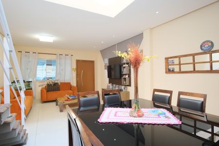 Casa à venda com 145m², 2 quartos e 2 vagasSala