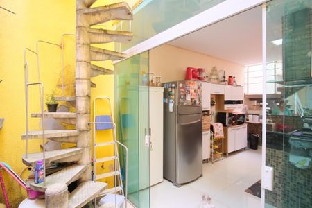 Casa à venda com 145m², 2 quartos e 2 vagasHall para escada da Área de Serviço