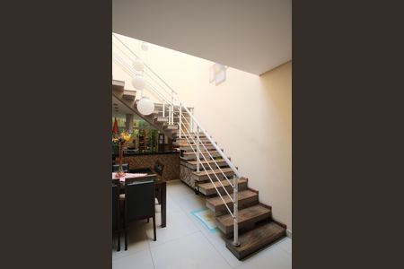 Casa à venda com 145m², 2 quartos e 2 vagasEscada