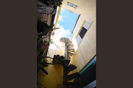 Casa à venda com 145m², 2 quartos e 2 vagasHall para escada da Área de Serviço