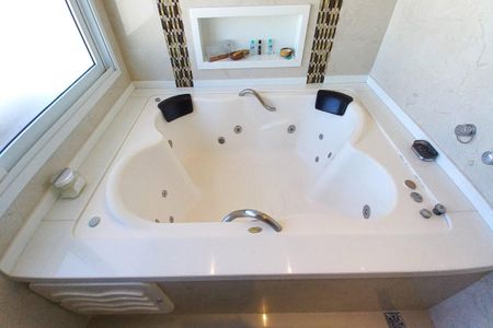 Casa de condomínio à venda com 410m², 3 quartos e 4 vagas Casa de condomínio à venda com 410m², 3 quartos e 4 vagas Banheiro da Suíte 2