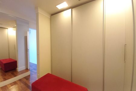 Casa de condomínio à venda com 410m², 3 quartos e 4 vagas Casa de condomínio à venda com 410m², 3 quartos e 4 vagasCloset da Suíte 2