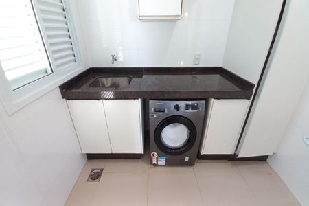 Casa de condomínio à venda com 410m², 3 quartos e 4 vagas Casa de condomínio à venda com 410m², 3 quartos e 4 vagasÁrea de Serviço