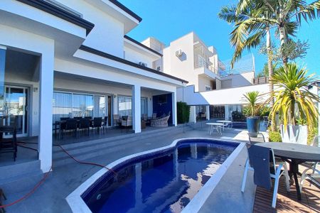 Casa de condomínio à venda com 410m², 3 quartos e 4 vagas Casa de condomínio à venda com 410m², 3 quartos e 4 vagasÁrea comum - Piscina