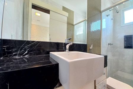 Casa de condomínio à venda com 410m², 3 quartos e 4 vagas Casa de condomínio à venda com 410m², 3 quartos e 4 vagasBanheiro da Suíte 1