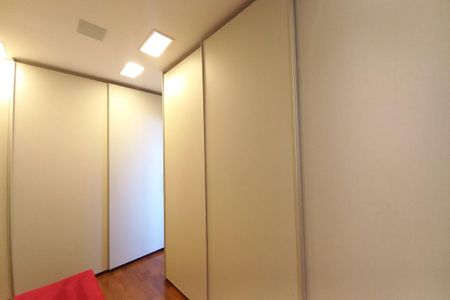 Casa de condomínio à venda com 410m², 3 quartos e 4 vagas Casa de condomínio à venda com 410m², 3 quartos e 4 vagasCloset da Suíte 2