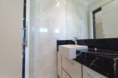 Casa de condomínio à venda com 410m², 3 quartos e 4 vagas Casa de condomínio à venda com 410m², 3 quartos e 4 vagasBanheiro da Suíte 1