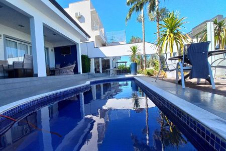 Casa de condomínio à venda com 410m², 3 quartos e 4 vagas Casa de condomínio à venda com 410m², 3 quartos e 4 vagasÁrea comum - Piscina