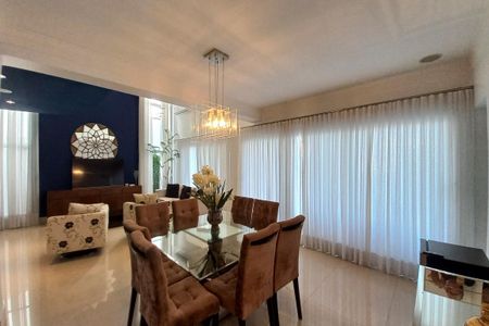 Casa de condomínio à venda com 410m², 3 quartos e 4 vagas Casa de condomínio à venda com 410m², 3 quartos e 4 vagasSala de Jantar