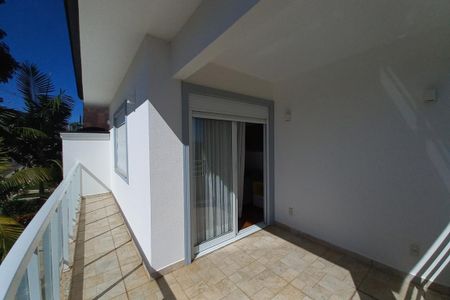 Casa de condomínio à venda com 410m², 3 quartos e 4 vagas Casa de condomínio à venda com 410m², 3 quartos e 4 vagasVaranda da Suíte 3