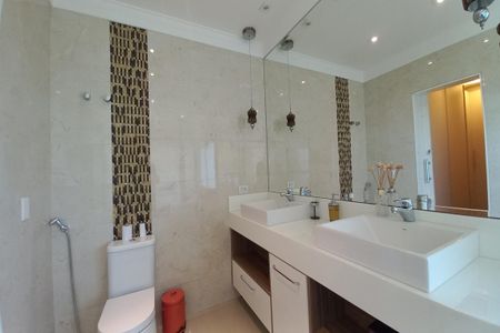 Casa de condomínio à venda com 410m², 3 quartos e 4 vagas Casa de condomínio à venda com 410m², 3 quartos e 4 vagasBanheiro da Suíte 2