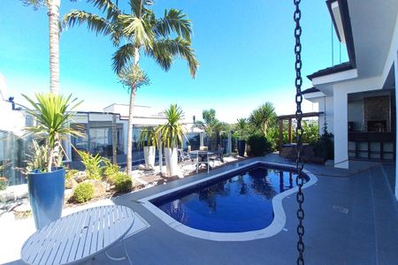 Casa de condomínio à venda com 410m², 3 quartos e 4 vagas Casa de condomínio à venda com 410m², 3 quartos e 4 vagasÁrea comum - Piscina