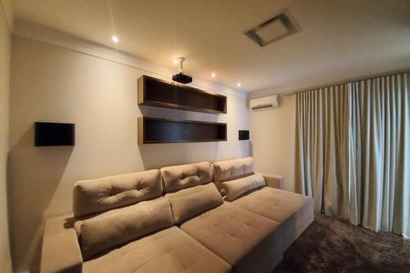 Casa de condomínio à venda com 410m², 3 quartos e 4 vagas Casa de condomínio à venda com 410m², 3 quartos e 4 vagasSala - Cinema