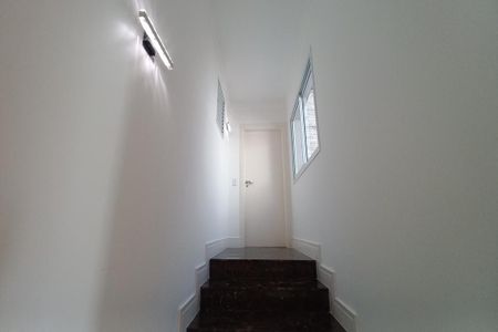 Casa de condomínio à venda com 410m², 3 quartos e 4 vagas Casa de condomínio à venda com 410m², 3 quartos e 4 vagasEscada