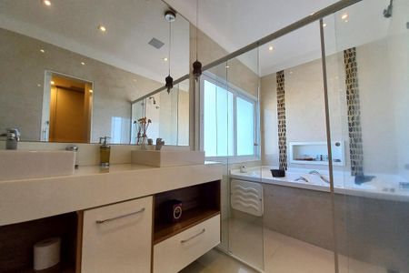 Casa de condomínio à venda com 410m², 3 quartos e 4 vagas Casa de condomínio à venda com 410m², 3 quartos e 4 vagasBanheiro da Suíte 2