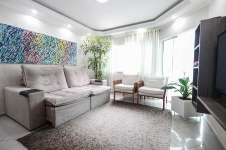 Casa à venda com 240m², 3 quartos e 4 vagasSala