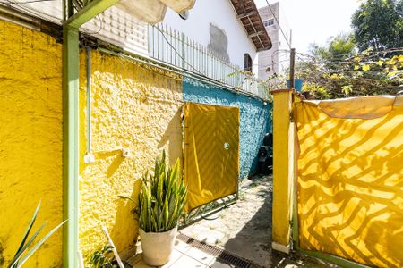 Casa à venda com 300m², 4 quartos e 6 vagasEntrada da Casa 2