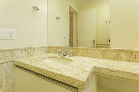 Apartamento à venda com 226m², 3 quartos e 4 vagasBanheiro da Suíte 2