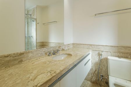 Apartamento à venda com 226m², 3 quartos e 4 vagasBanheiro da Suíte 1