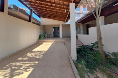 Casa à venda com 220m², 2 quartos e 2 vagas Casa à venda com 220m², 2 quartos e 2 vagasQuintal - Garagem