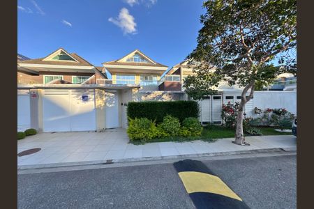 Casa de condomínio à venda com 662m², 4 quartos e 2 vagasFachada