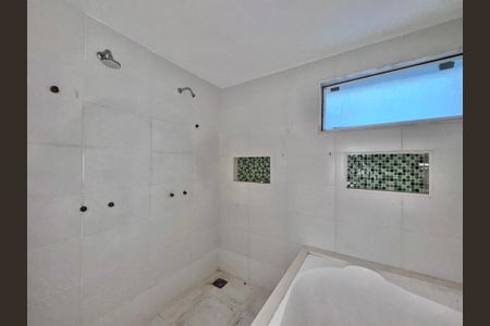 Casa de condomínio à venda com 662m², 4 quartos e 2 vagasSuíte 1 - Banheiro