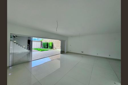 Casa de condomínio à venda com 662m², 4 quartos e 2 vagasSala