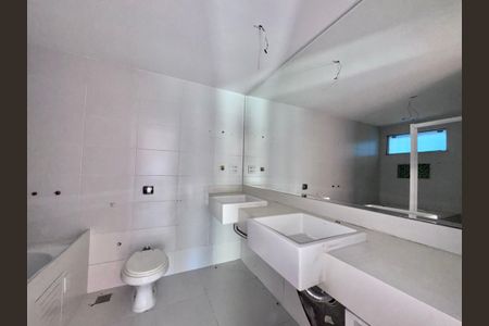 Casa de condomínio à venda com 662m², 4 quartos e 2 vagasSuíte 1 - Banheiro