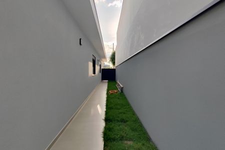 Casa de condomínio à venda com 200m², 3 quartos e 4 vagas Casa de condomínio à venda com 200m², 3 quartos e 4 vagasCorredor - Quintal