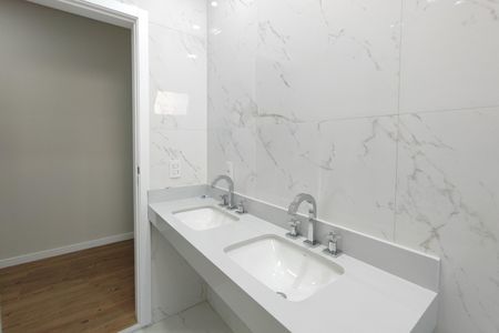 Casa de condomínio à venda com 200m², 3 quartos e 4 vagas Casa de condomínio à venda com 200m², 3 quartos e 4 vagasBanheiro Suíte 3