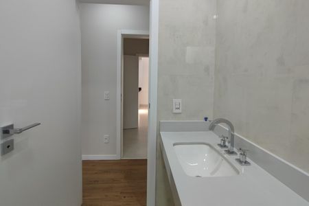 Casa de condomínio à venda com 200m², 3 quartos e 4 vagas Casa de condomínio à venda com 200m², 3 quartos e 4 vagasBanheiro Suíte 2