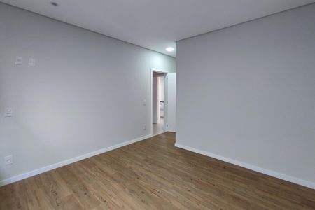 Casa de condomínio à venda com 200m², 3 quartos e 4 vagas Casa de condomínio à venda com 200m², 3 quartos e 4 vagasQuarto Suíte