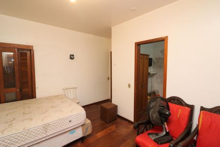 Casa à venda com 300m², 4 quartos e 4 vagasSuíte 1