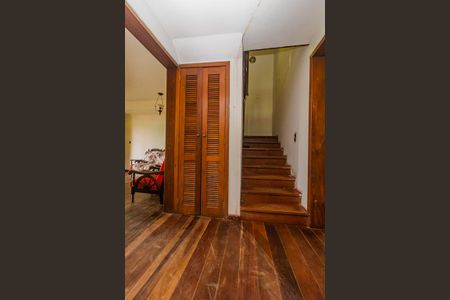 Casa para alugar com 300m², 4 quartos e 4 vagas Casa para alugar com 300m², 4 quartos e 4 vagasCorredor