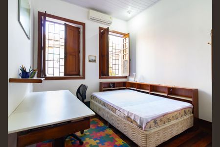 Casa de condomínio à venda com 190m², 5 quartos e 2 vagas Casa de condomínio à venda com 190m², 5 quartos e 2 vagasQuarto 1