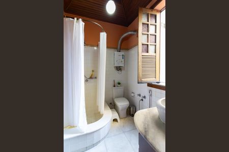 Casa de condomínio à venda com 190m², 5 quartos e 2 vagas Casa de condomínio à venda com 190m², 5 quartos e 2 vagasBanheiro social 1