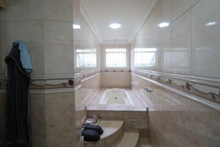 Casa à venda com 438m², 6 quartos e 3 vagasBanheiro da Suíte 1