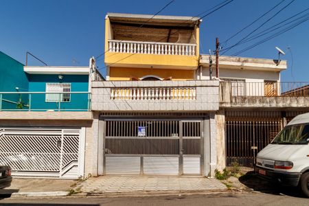 Casa à venda com 128m², 2 quartos e 2 vagas Casa à venda com 128m², 2 quartos e 2 vagasFachada