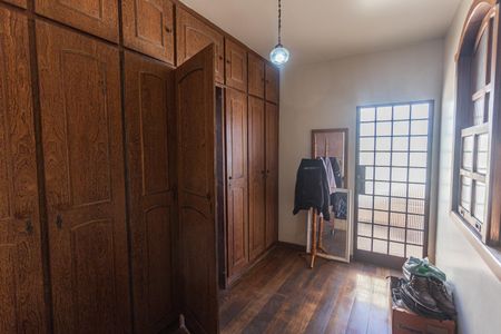 Casa à venda com 360m², 6 quartos e 5 vagasCloset da Suíte no 2° Pavimento
