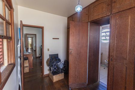 Casa à venda com 360m², 6 quartos e 5 vagasCloset da Suíte no 2° Pavimento