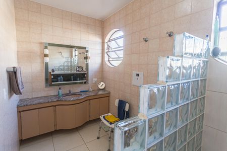 Casa à venda com 360m², 6 quartos e 5 vagasBanheiro da Suíte no 2° Pavimento