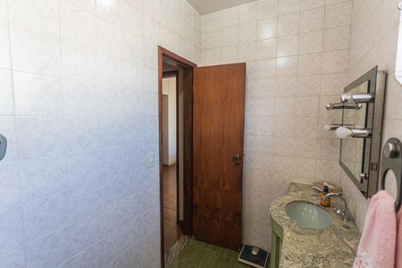 Casa à venda com 360m², 6 quartos e 5 vagasBanheiro da Semi-Suíte 2 no 2° Pavimento