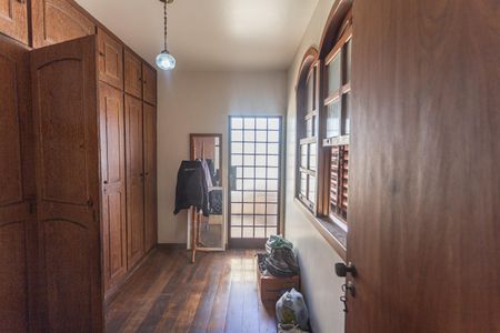 Casa à venda com 360m², 6 quartos e 5 vagasCloset da Suíte no 2° Pavimento