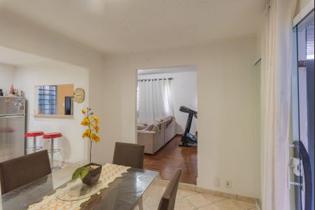 Casa à venda com 250m², 2 quartos e 2 vagasSala