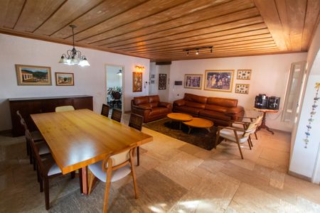 Casa à venda com 332m², 3 quartos e 6 vagas Casa à venda com 332m², 3 quartos e 6 vagasSala