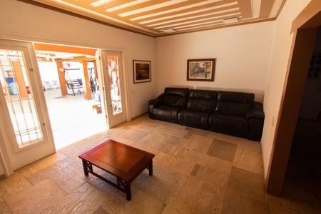 Casa à venda com 332m², 3 quartos e 6 vagas Casa à venda com 332m², 3 quartos e 6 vagasSala