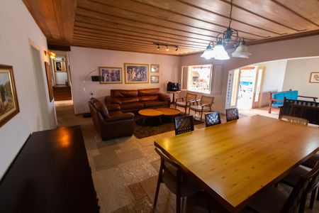 Casa à venda com 332m², 3 quartos e 6 vagas Casa à venda com 332m², 3 quartos e 6 vagasSala