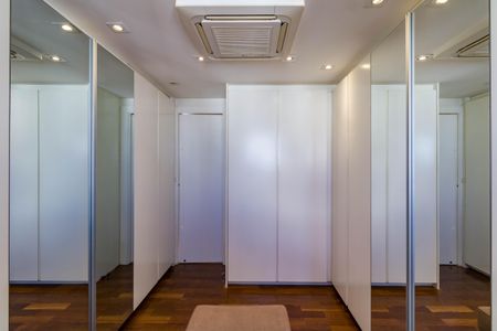 Apartamento à venda com 314m², 3 quartos e 4 vagasCloset da Suíte 1