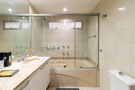 Apartamento à venda com 196m², 4 quartos e 3 vagas Apartamento à venda com 196m², 4 quartos e 3 vagasBanheiro da Suíte 3