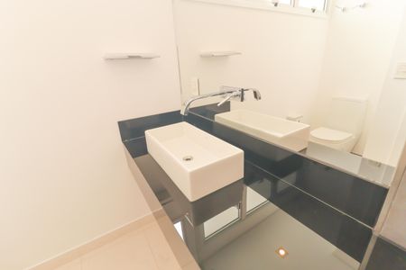 Casa de condomínio à venda com 410m², 4 quartos e 5 vagas Casa de condomínio à venda com 410m², 4 quartos e 5 vagasBanheiro Social